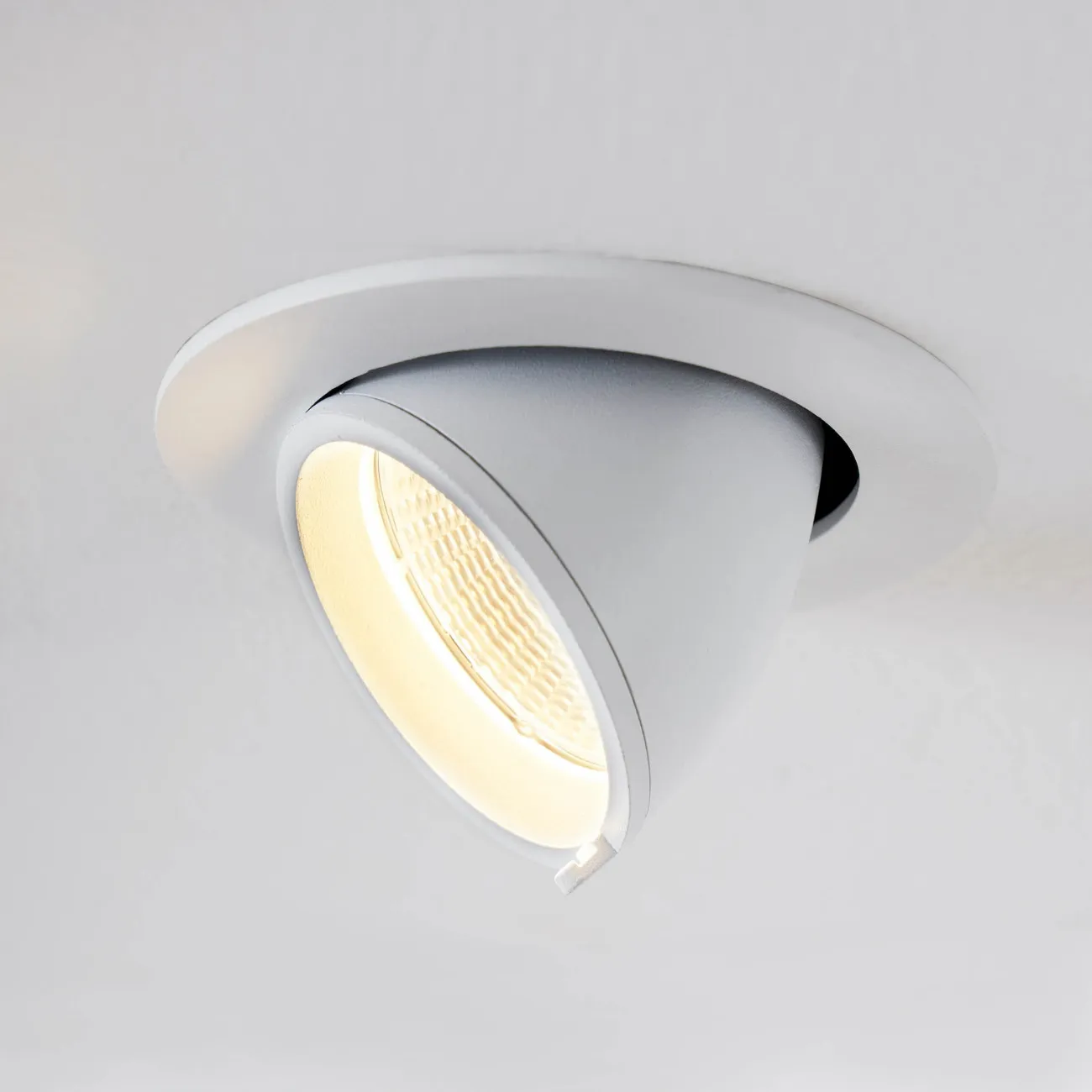 Petit spot pivotant pour plafond - Kiko